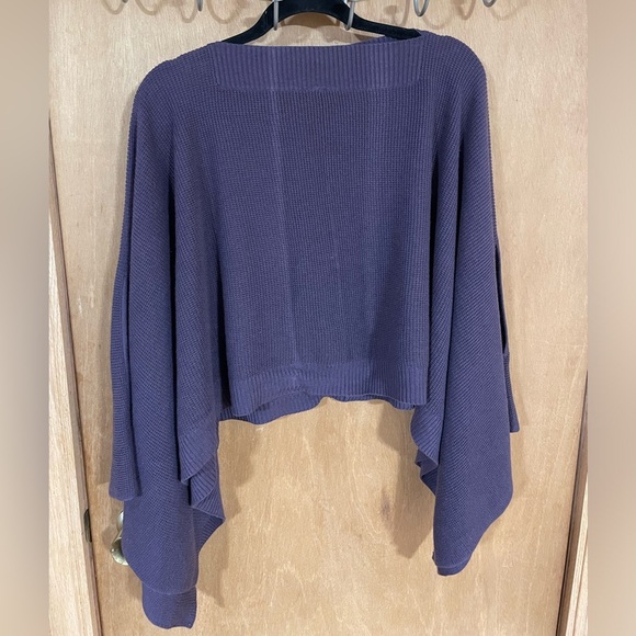 #22-LULULEMON-Forward Flow Cape - Picture 2 of 5